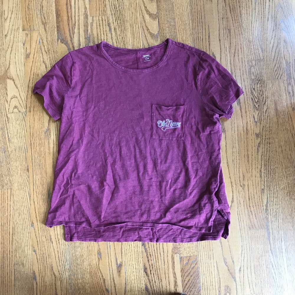 Old Navy maroon tee shirt